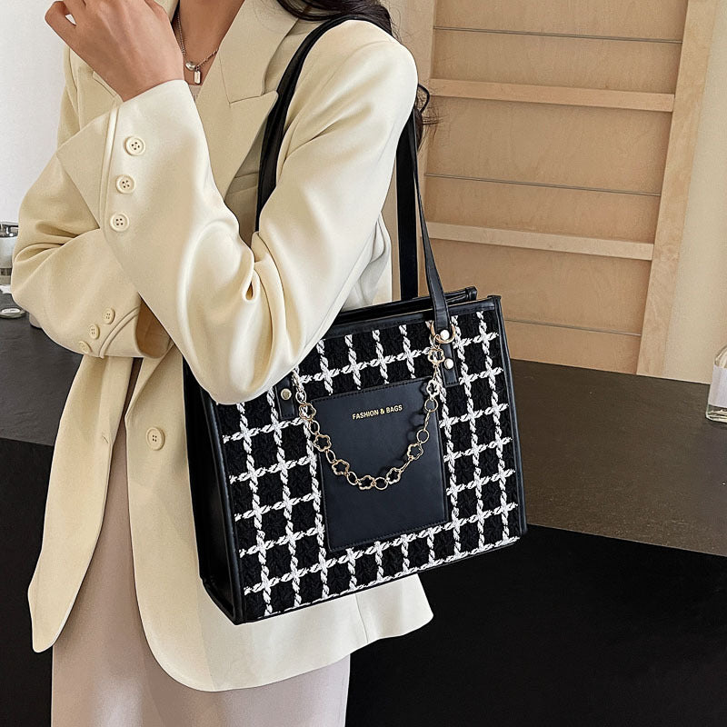 Large Capacity Plaid Tote Bag Fashionable and Versatile