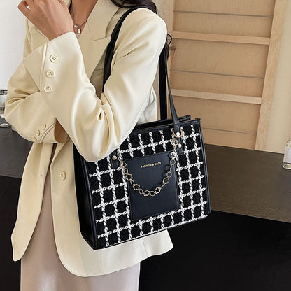 Large Capacity Plaid Tote Bag Fashionable and Versatile